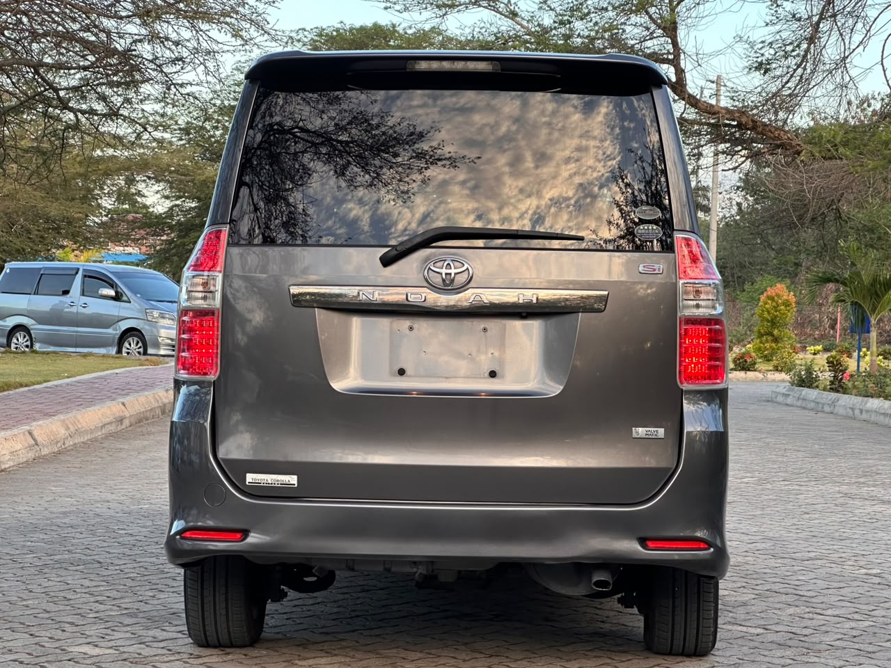 TOYOTA NOAH thumbnail 9